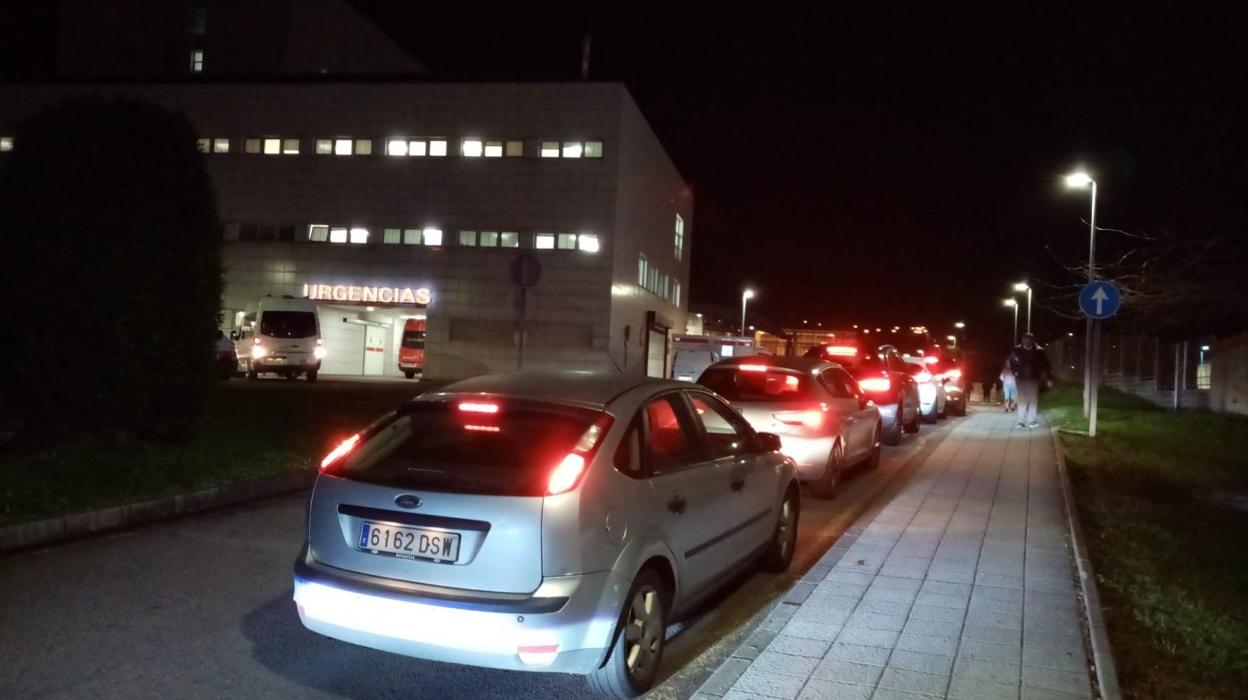 Colas de vehículos ayer para acceder al autocovid del Hospital San Agustín, en Avilés. 