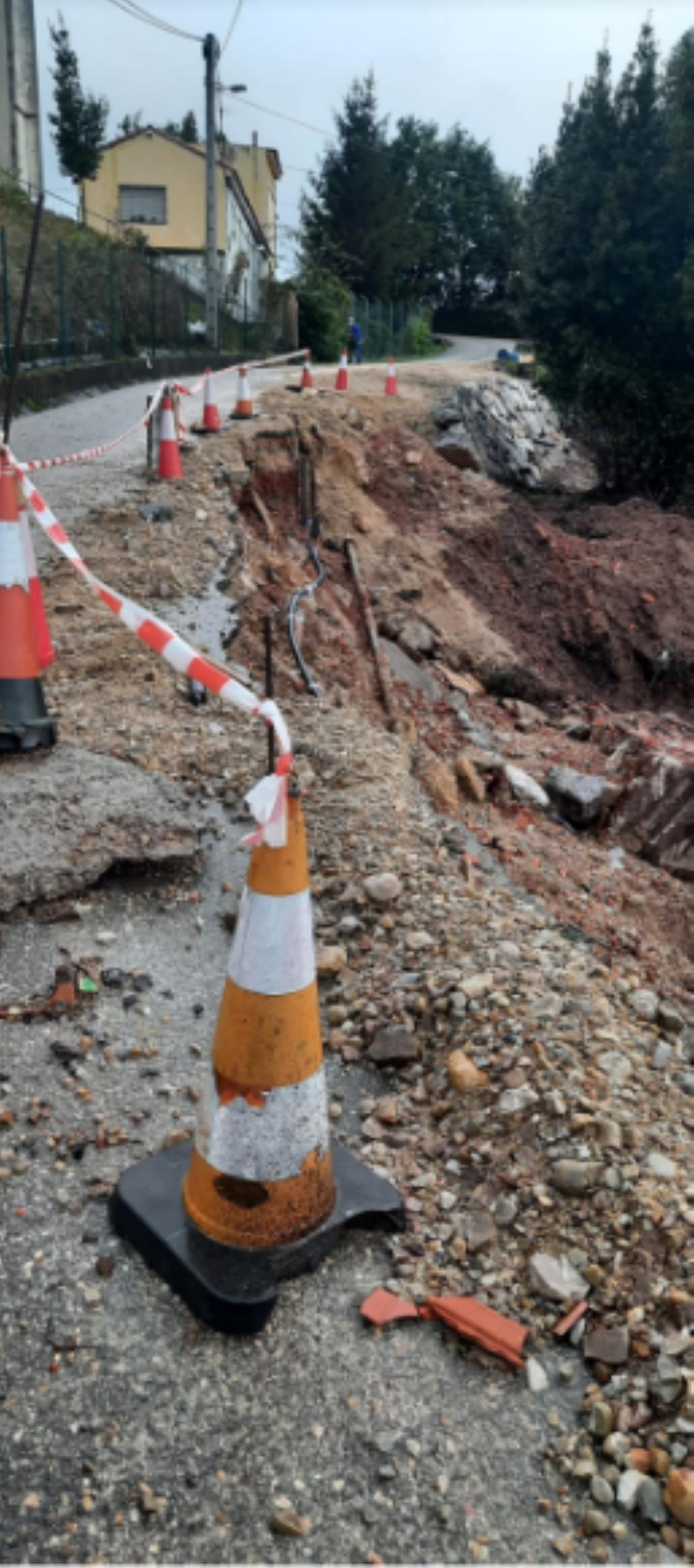 El argayo del camín del Parisu, en Cenero. 