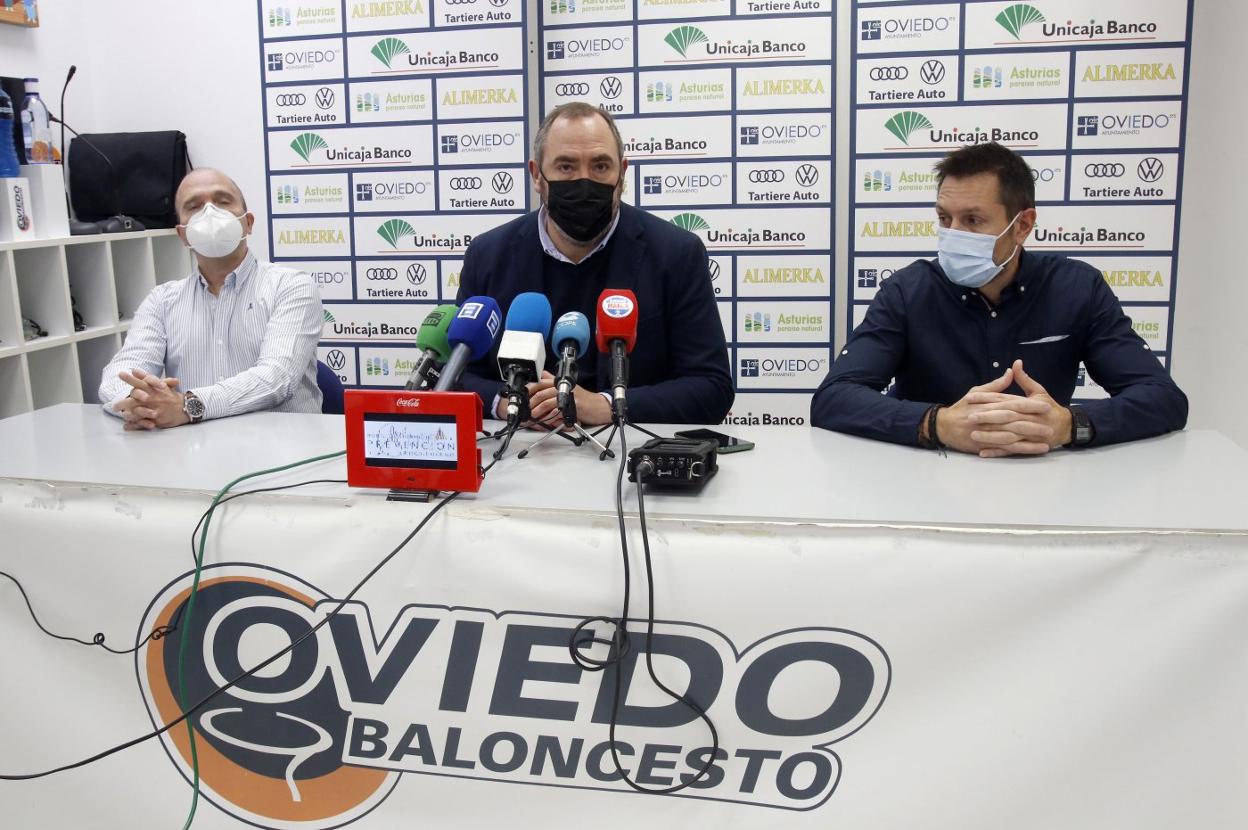 Paco Callejo, Héctor Galán y Natxo Lezkano, durante la rueda de prensa ofrecida ayer en el polideportivo de Pumarín. 