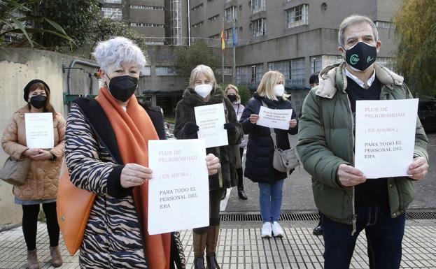 Trabajadores de la Residencia Mixta de Gijón se manifiestan ante el centro. 