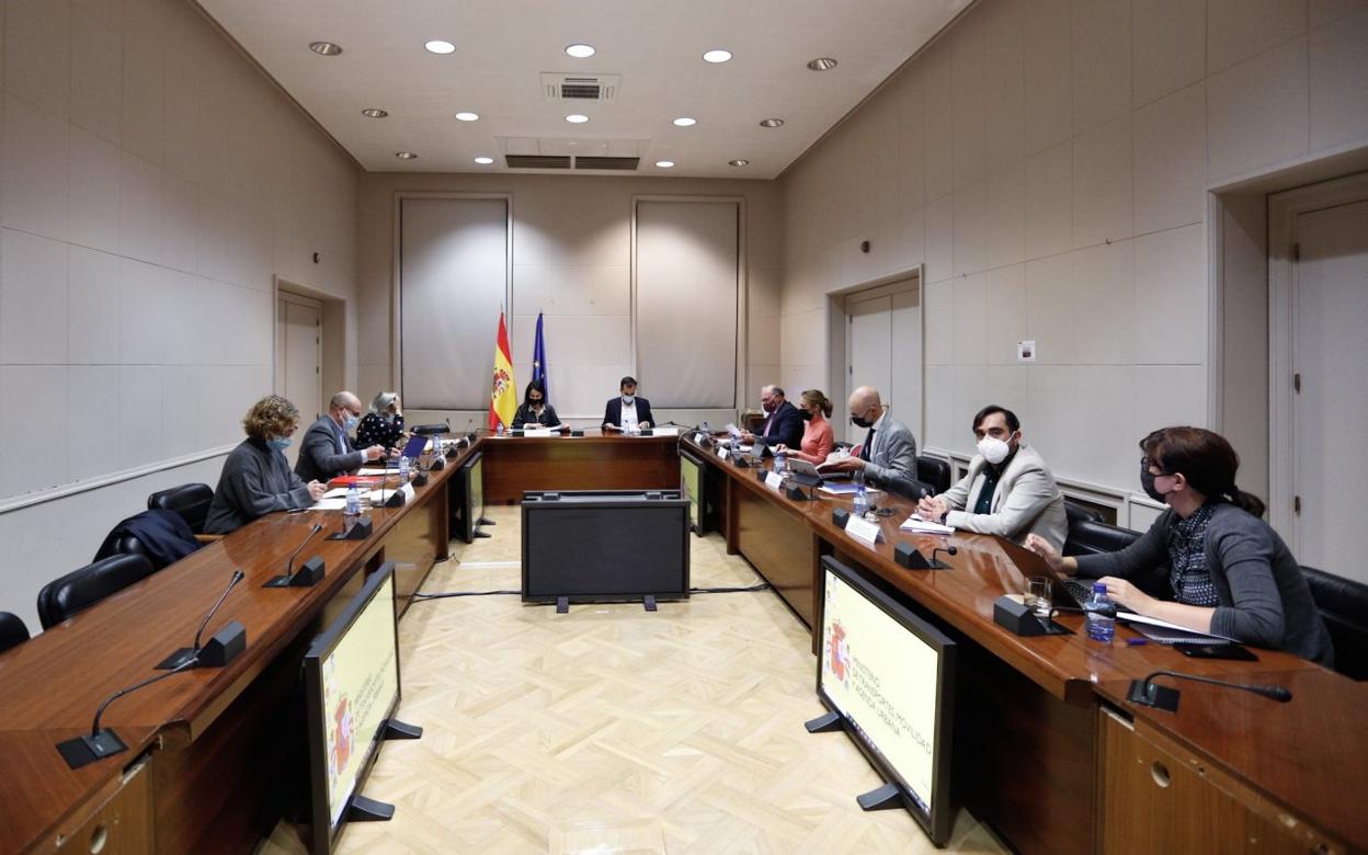 La alcaldesa y Gonzalo Canga (a la izquierda) con la secretaria de Estado de Transportes (en el centro) y el resto de su equipo. 