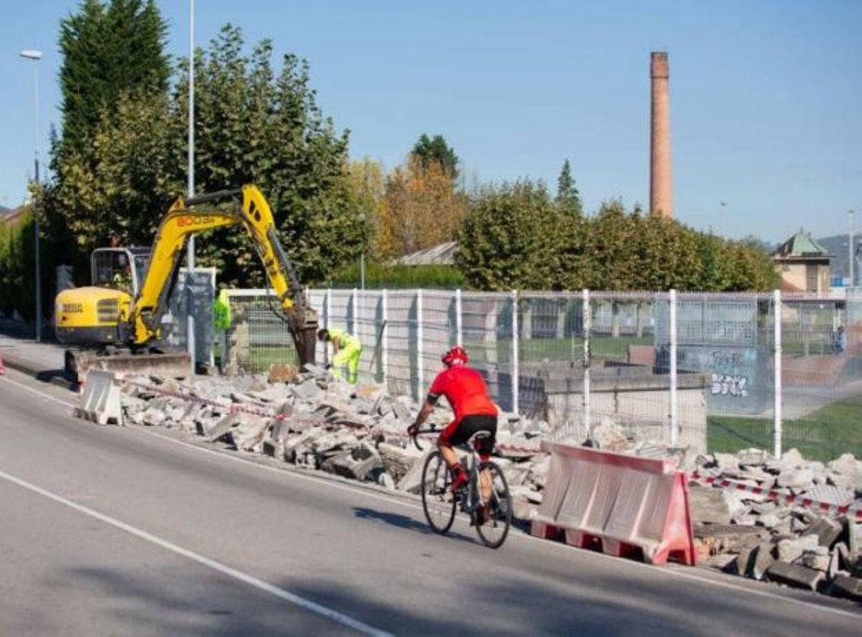 La obra del carril bici en la Avenida Conde de Santa Bárbara. 