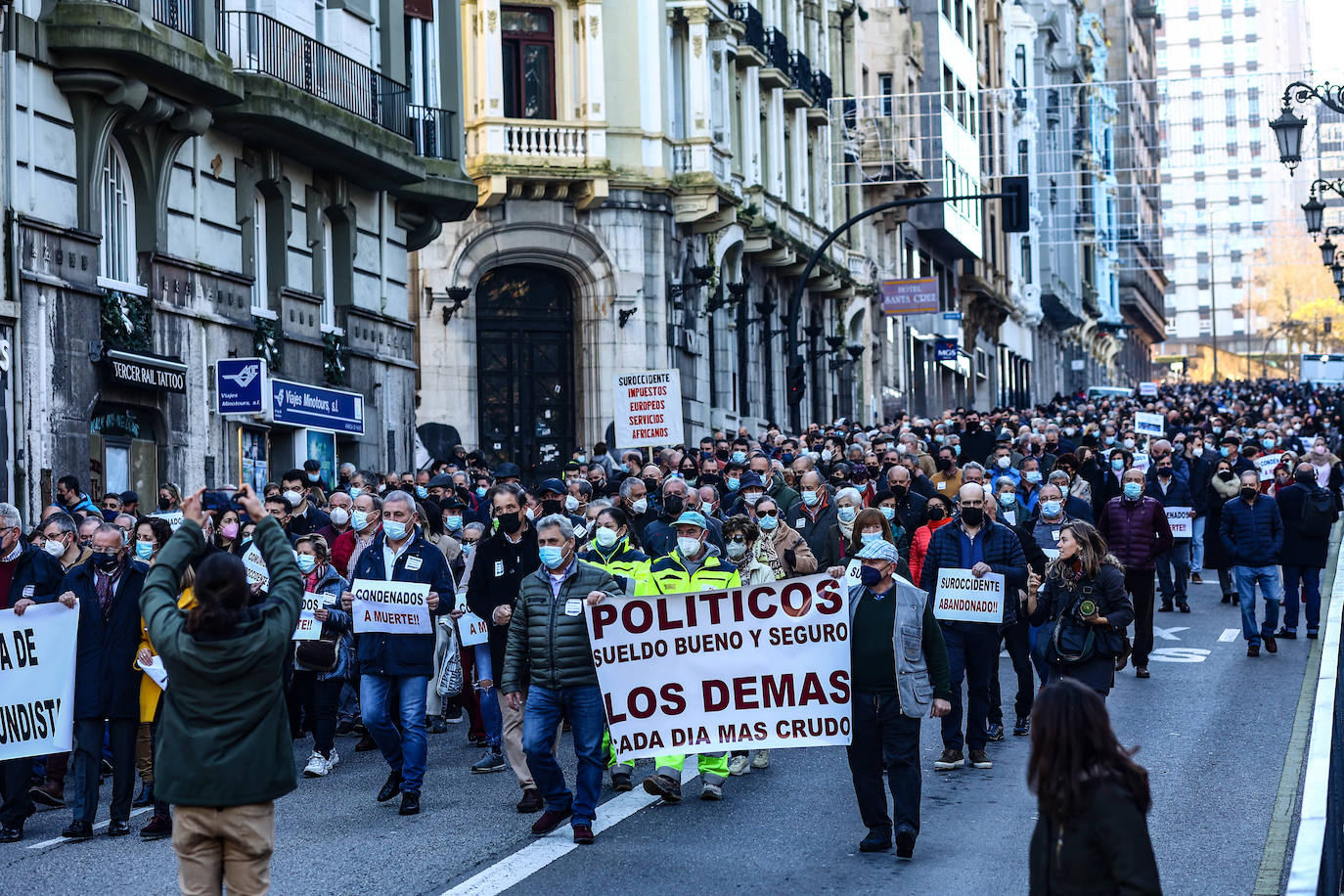 Unos 1.200 vecinos se congregaron en la Plaza de España de Oviedo para reclamar una mejora de las conexiones por carretera para sus concejos.