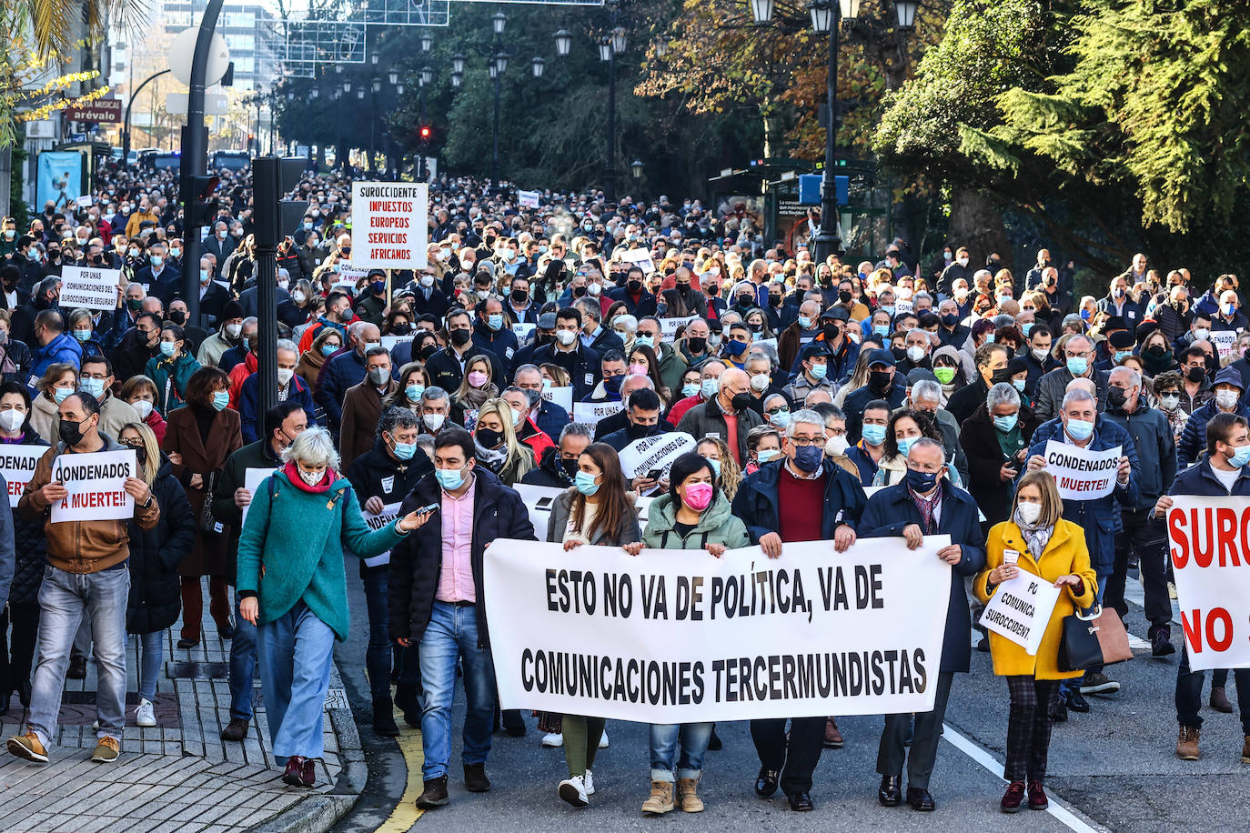 Unos 1.200 vecinos se congregaron en la Plaza de España de Oviedo para reclamar una mejora de las conexiones por carretera para sus concejos.