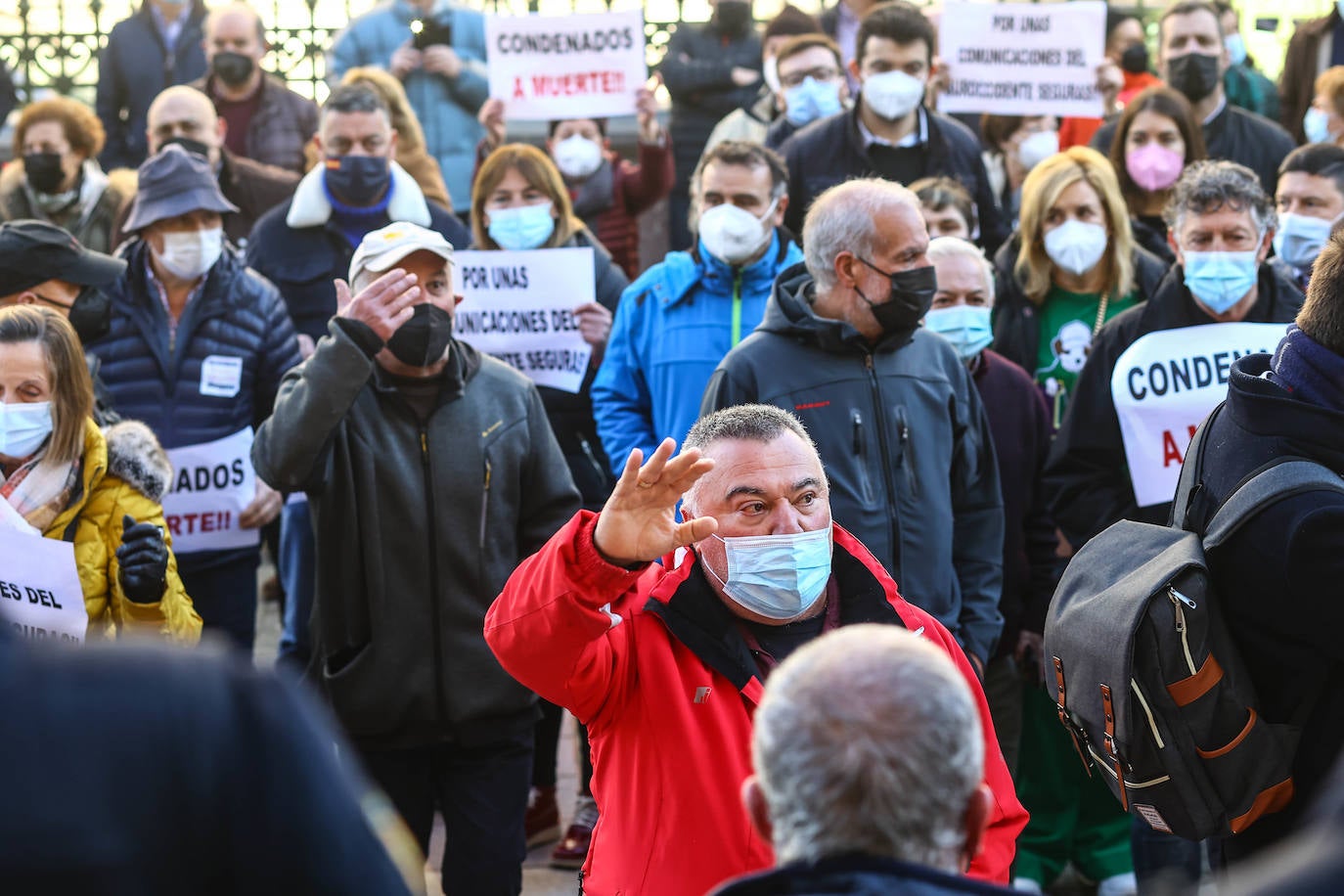 Unos 1.200 vecinos se congregaron en la Plaza de España de Oviedo para reclamar una mejora de las conexiones por carretera para sus concejos.