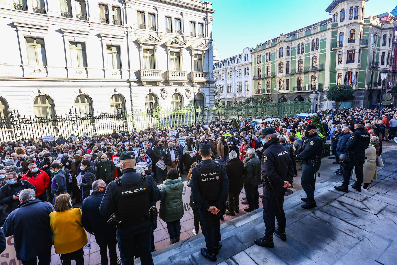 Unos 1.200 vecinos se congregaron en la Plaza de España de Oviedo para reclamar una mejora de las conexiones por carretera para sus concejos.