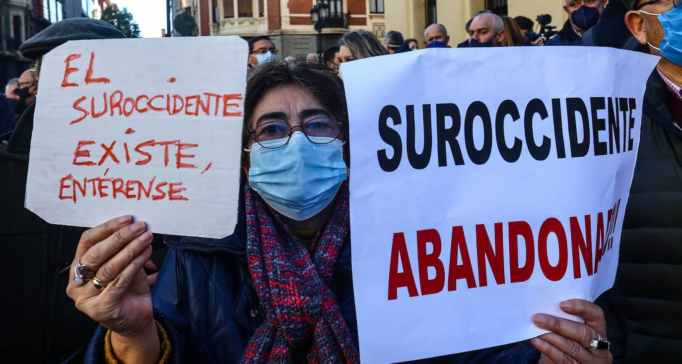 Unos 1.200 vecinos se congregaron en la Plaza de España de Oviedo para reclamar una mejora de las conexiones por carretera para sus concejos.