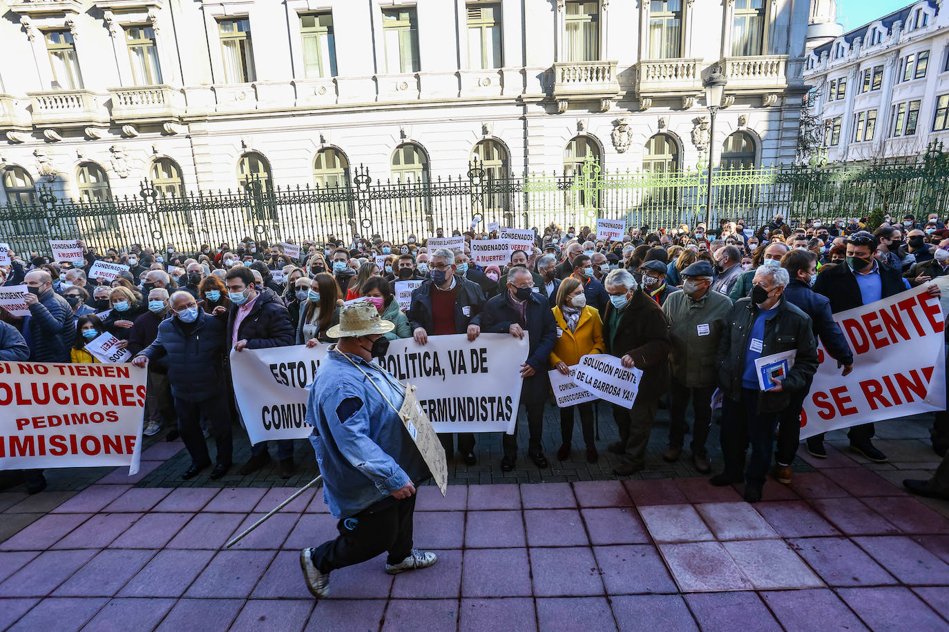 Unos 1.200 vecinos se congregaron en la Plaza de España de Oviedo para reclamar una mejora de las conexiones por carretera para sus concejos.