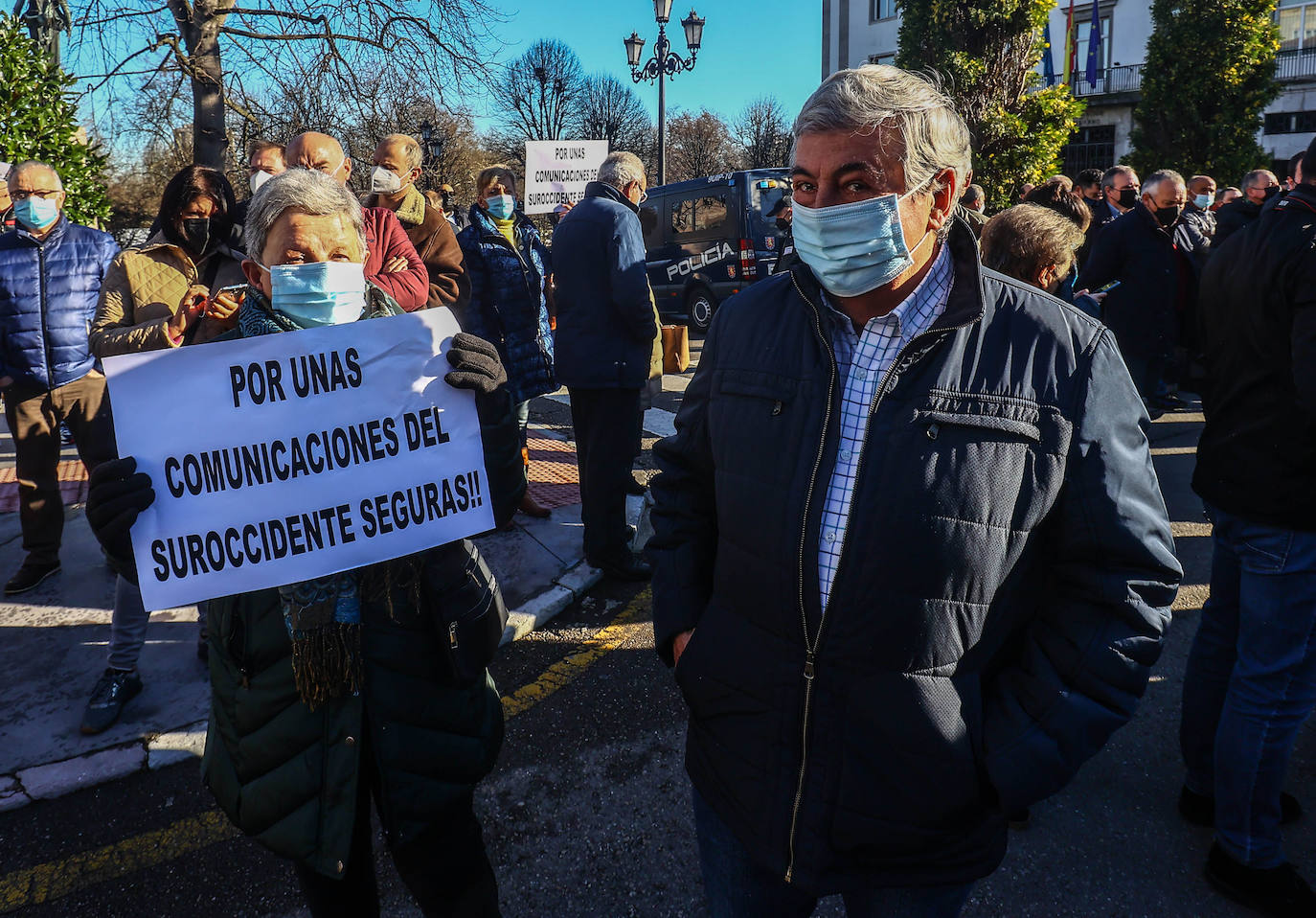 Unos 1.200 vecinos se congregaron en la Plaza de España de Oviedo para reclamar una mejora de las conexiones por carretera para sus concejos.