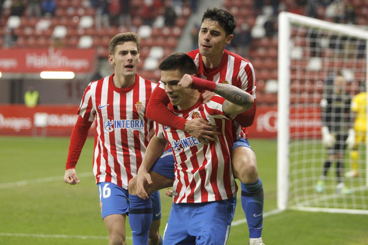 Gragera y Gaspar acuden a felicitar a Djuka tras conseguir el serbio el gol del triunfo en la prórroga.