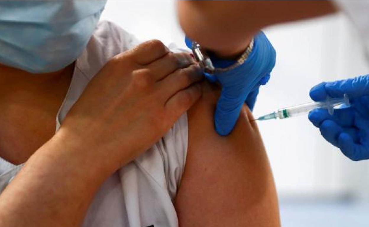 Sanidad solo incorpora a los mayores de 50 años en el plan de vacunación con la tercera dosis