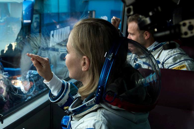 La actriz rusa Yulia Peresild, miembro de la tripulación de la Estación Espacial Internacional (ISS), en un autobús cuando parte para abordar la nave espacial Soyuz MS-19. Kazajstán, el 5 de octubre.