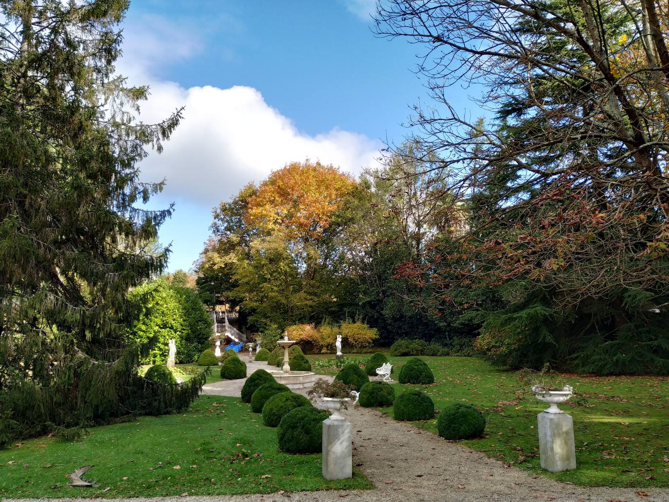 La configuración del jardín se establece a partir de unos enormes e irregulares parterres, impuestos por una red caminera sinuosa de grijo para favorecer el drenaje. Desde la imponente puerta principal se accede a través de un pasillo orlado por bojes donde nos saludan sus dos míticos leones blancos que fueron traídos de un palacio de Cáceres y a sus pies se disponen sendos parterres circulares que se hermosean con flores de temporada.