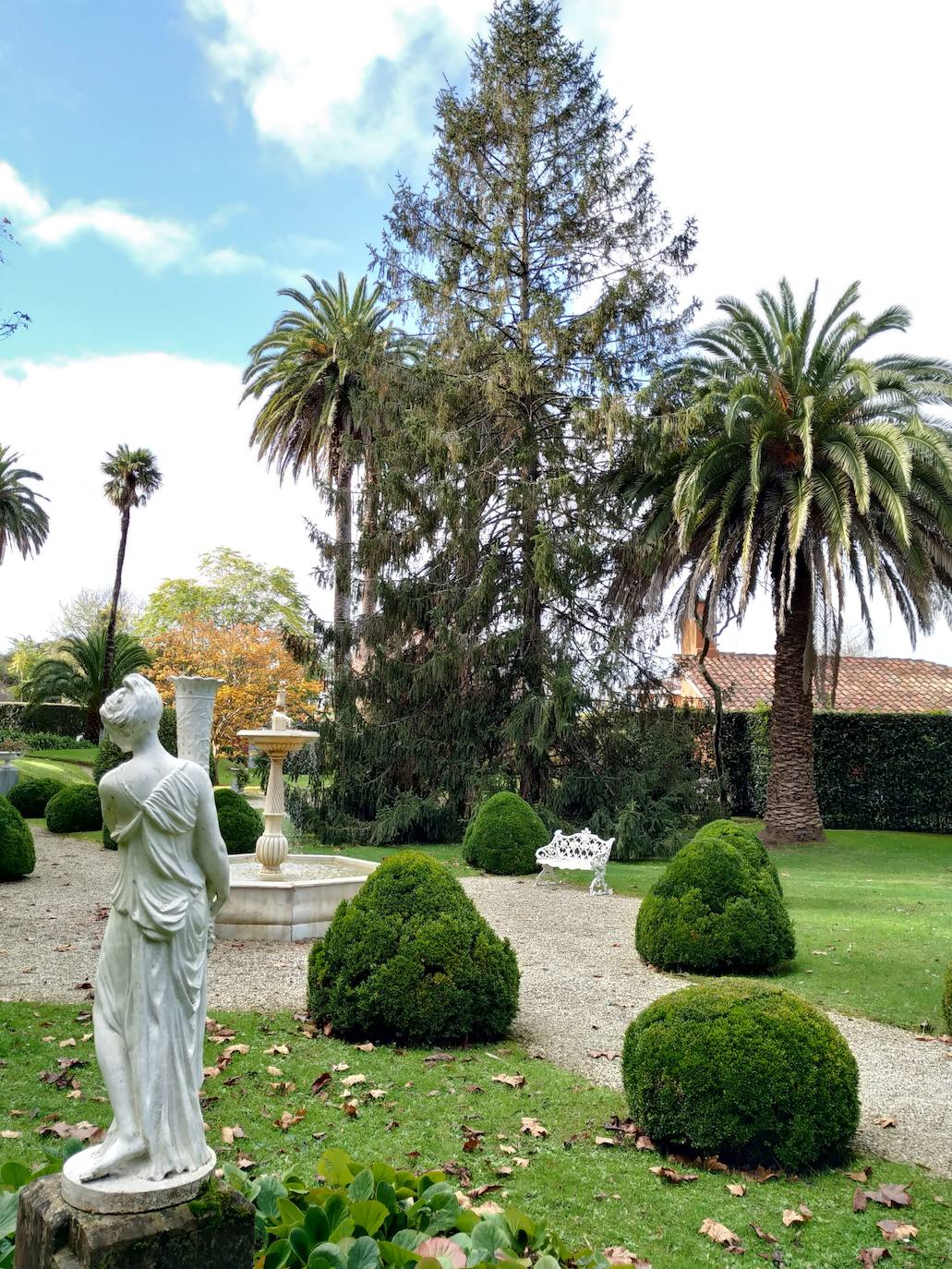 La configuración del jardín se establece a partir de unos enormes e irregulares parterres, impuestos por una red caminera sinuosa de grijo para favorecer el drenaje. Desde la imponente puerta principal se accede a través de un pasillo orlado por bojes donde nos saludan sus dos míticos leones blancos que fueron traídos de un palacio de Cáceres y a sus pies se disponen sendos parterres circulares que se hermosean con flores de temporada.