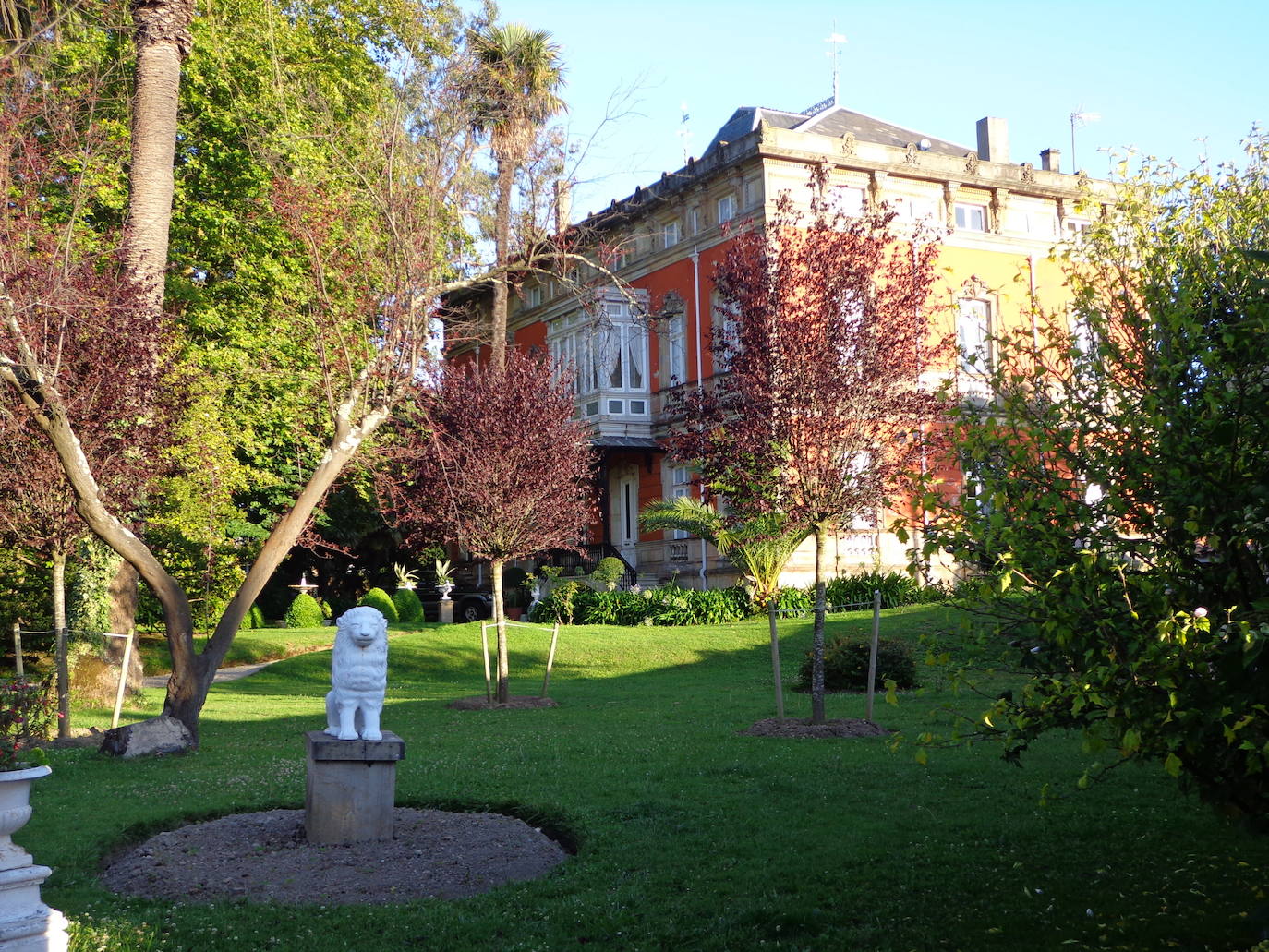 La configuración del jardín se establece a partir de unos enormes e irregulares parterres, impuestos por una red caminera sinuosa de grijo para favorecer el drenaje. Desde la imponente puerta principal se accede a través de un pasillo orlado por bojes donde nos saludan sus dos míticos leones blancos que fueron traídos de un palacio de Cáceres y a sus pies se disponen sendos parterres circulares que se hermosean con flores de temporada.