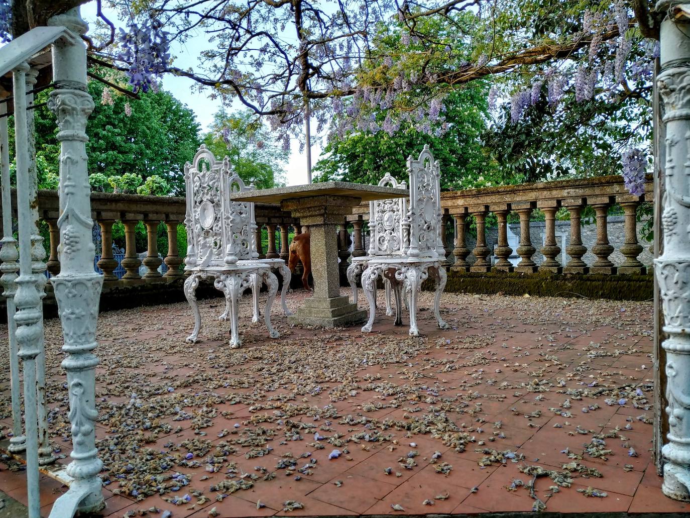 La configuración del jardín se establece a partir de unos enormes e irregulares parterres, impuestos por una red caminera sinuosa de grijo para favorecer el drenaje. Desde la imponente puerta principal se accede a través de un pasillo orlado por bojes donde nos saludan sus dos míticos leones blancos que fueron traídos de un palacio de Cáceres y a sus pies se disponen sendos parterres circulares que se hermosean con flores de temporada.