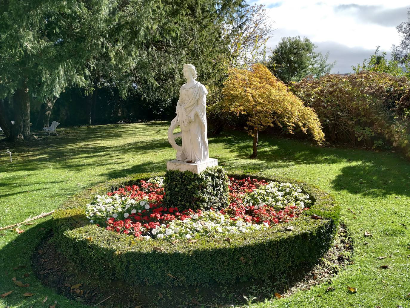 La configuración del jardín se establece a partir de unos enormes e irregulares parterres, impuestos por una red caminera sinuosa de grijo para favorecer el drenaje. Desde la imponente puerta principal se accede a través de un pasillo orlado por bojes donde nos saludan sus dos míticos leones blancos que fueron traídos de un palacio de Cáceres y a sus pies se disponen sendos parterres circulares que se hermosean con flores de temporada.