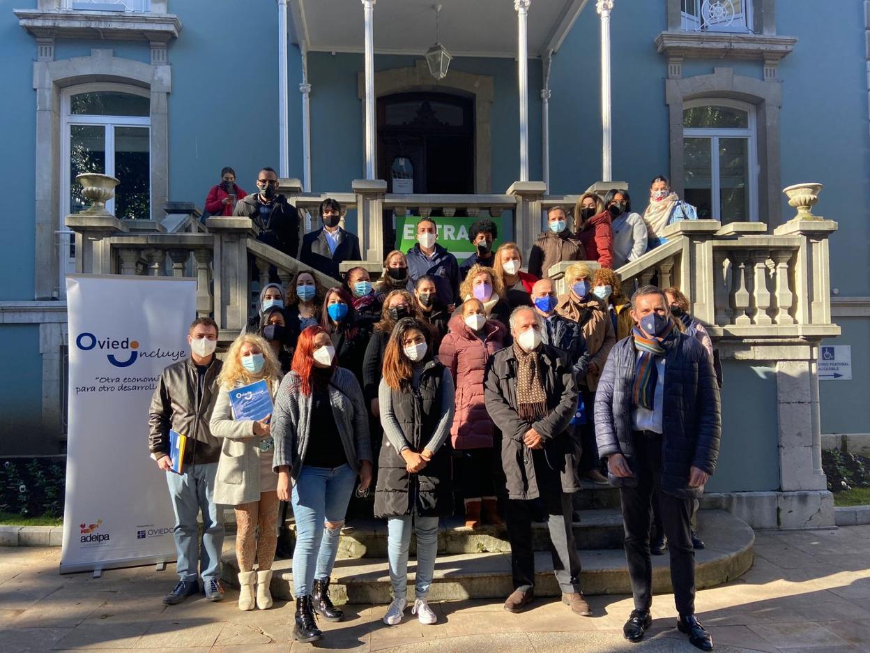 Los participantes del programa 'Oviedo Incluye', junto a Javier Cuesta. 