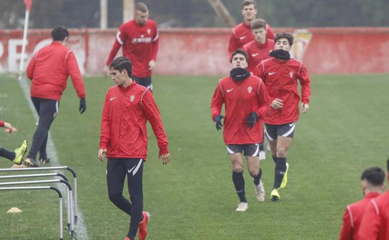 Jugadores del Sporting B en un entrenamiento 