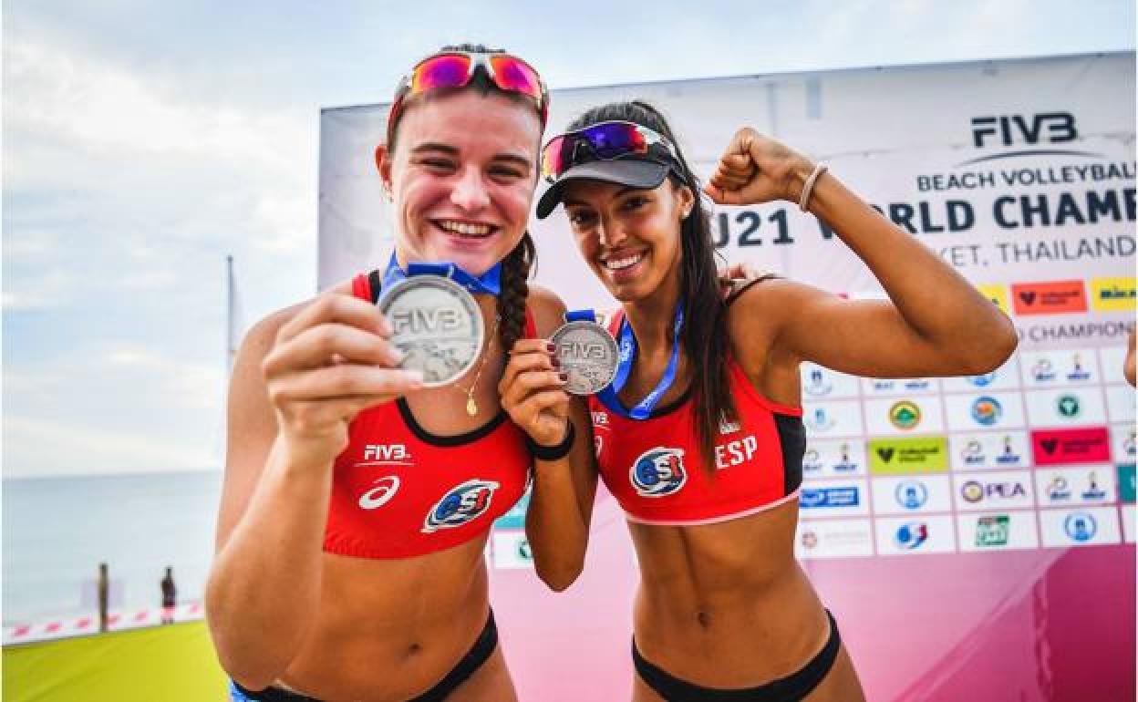 Daniela Álvarez en el podio, con su medalla de subcampeona.