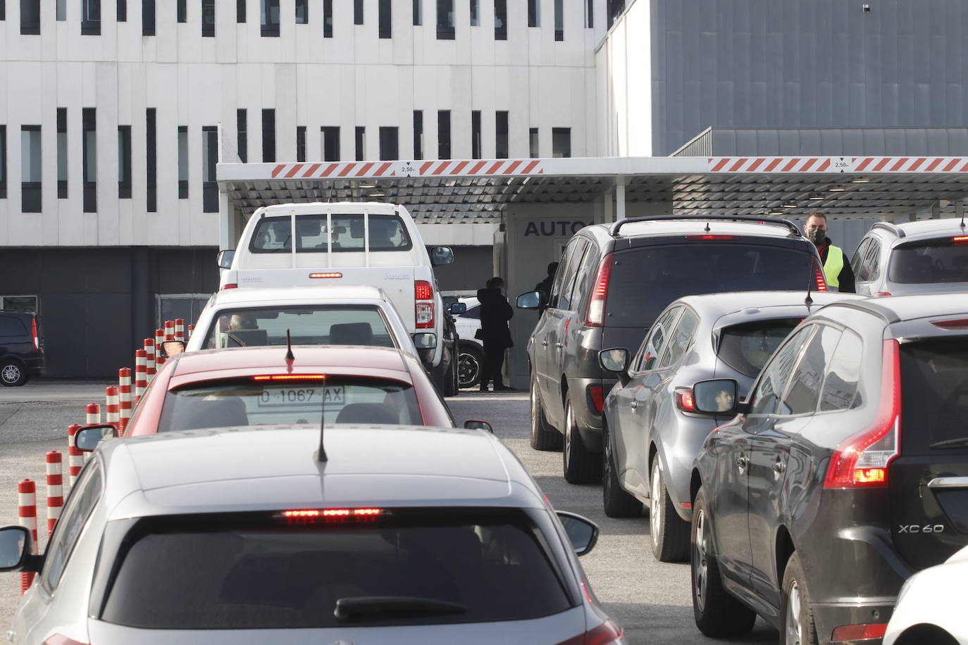 Fotos: Largas colas para hacerse una PCR en el HUCA