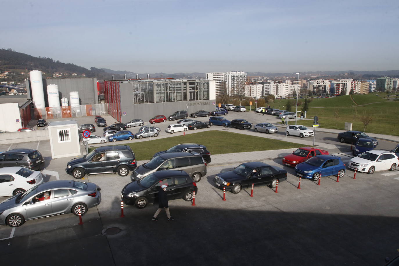 Fotos: Largas colas para hacerse una PCR en el HUCA