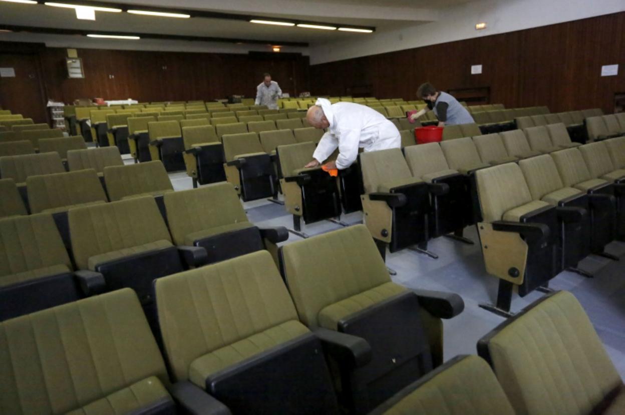 Interior del teatro de la Casa Sindical, que la CSI está adecentando desde hace unas semanas. 
