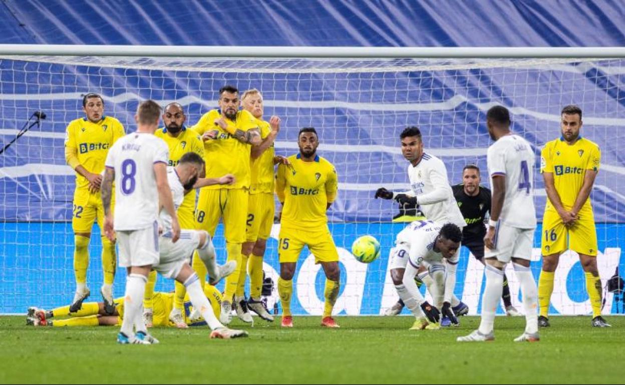 Los jugadores del Cádiz defienden una falta lanzada por Benzema en el Bernabéu. 