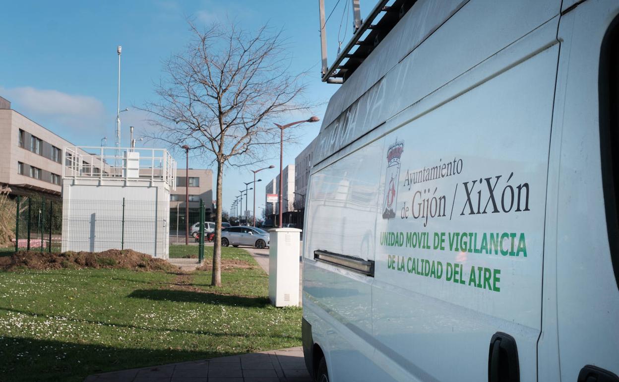 Estación de medición de calidad del aire en El Cerillero y unidad móvil de vigilancia ambiental.