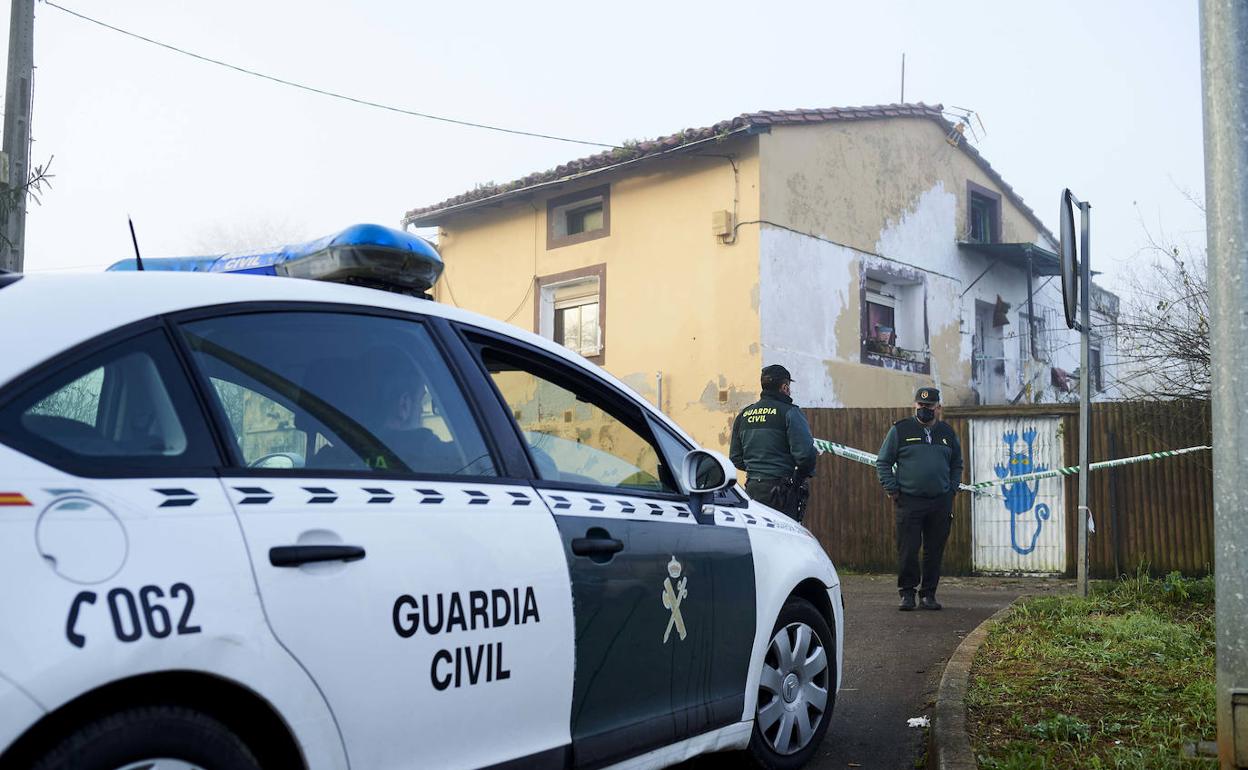 Guardias civiles en la vivienda donde residían una mujer y su hija asesinadas presuntamente por su expareja. 