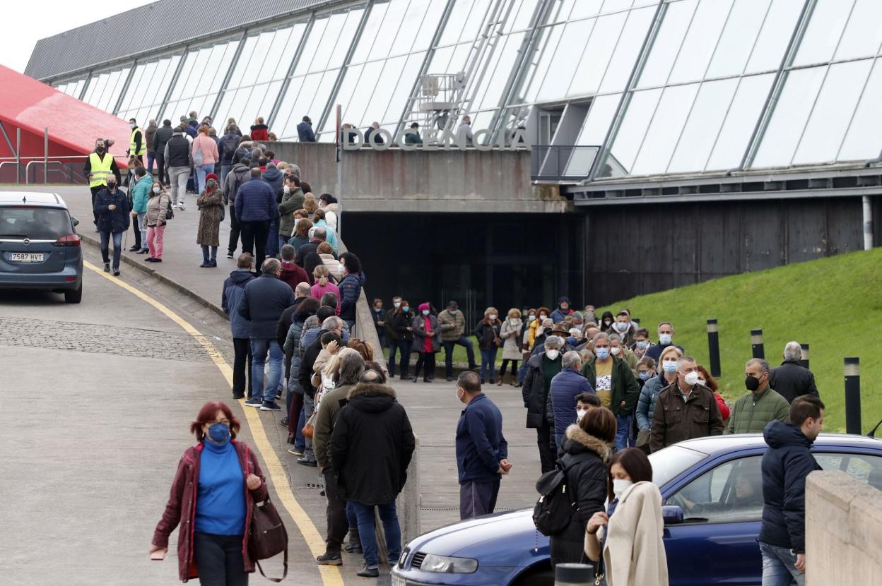 Cola de usuarios del área sanitaria 4 para ser vacunados, ayer, en el HUCA. 
