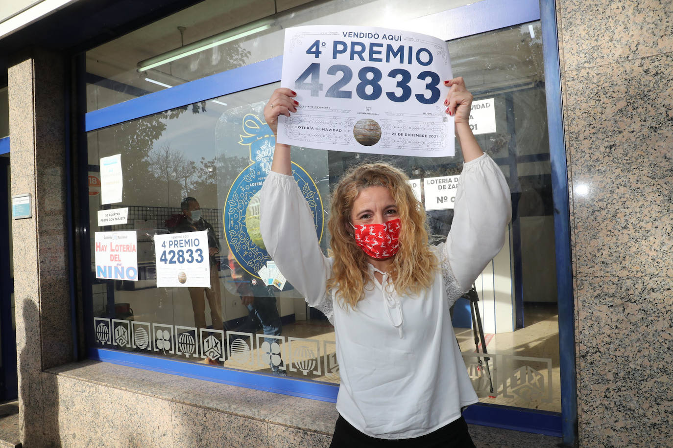 El 42833, primer cuarto premio (20.000 euros al décimo) ha tocado en El Espinar, Comillas, Sevilla, Elche, Benidorm, Manises, Llanes, Santander, Bilbao, Llodio, El Campello, Aguadulce, Candas, Oviedo, Gijón y Ávila.