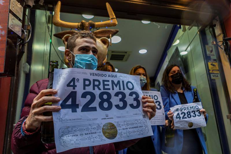 El 42833, primer cuarto premio (20.000 euros al décimo) ha tocado en El Espinar, Comillas, Sevilla, Elche, Benidorm, Manises, Llanes, Santander, Bilbao, Llodio, El Campello, Aguadulce, Candas, Oviedo, Gijón y Ávila.