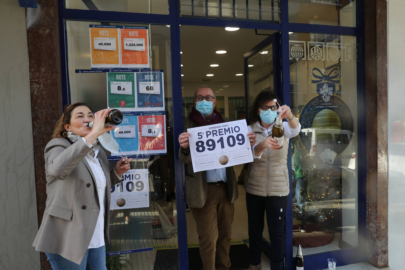 En la calle Valentín Masip, Oviedo, en la Administración Número 8, se repartieron 10 décimos del cuarto premio 42833.