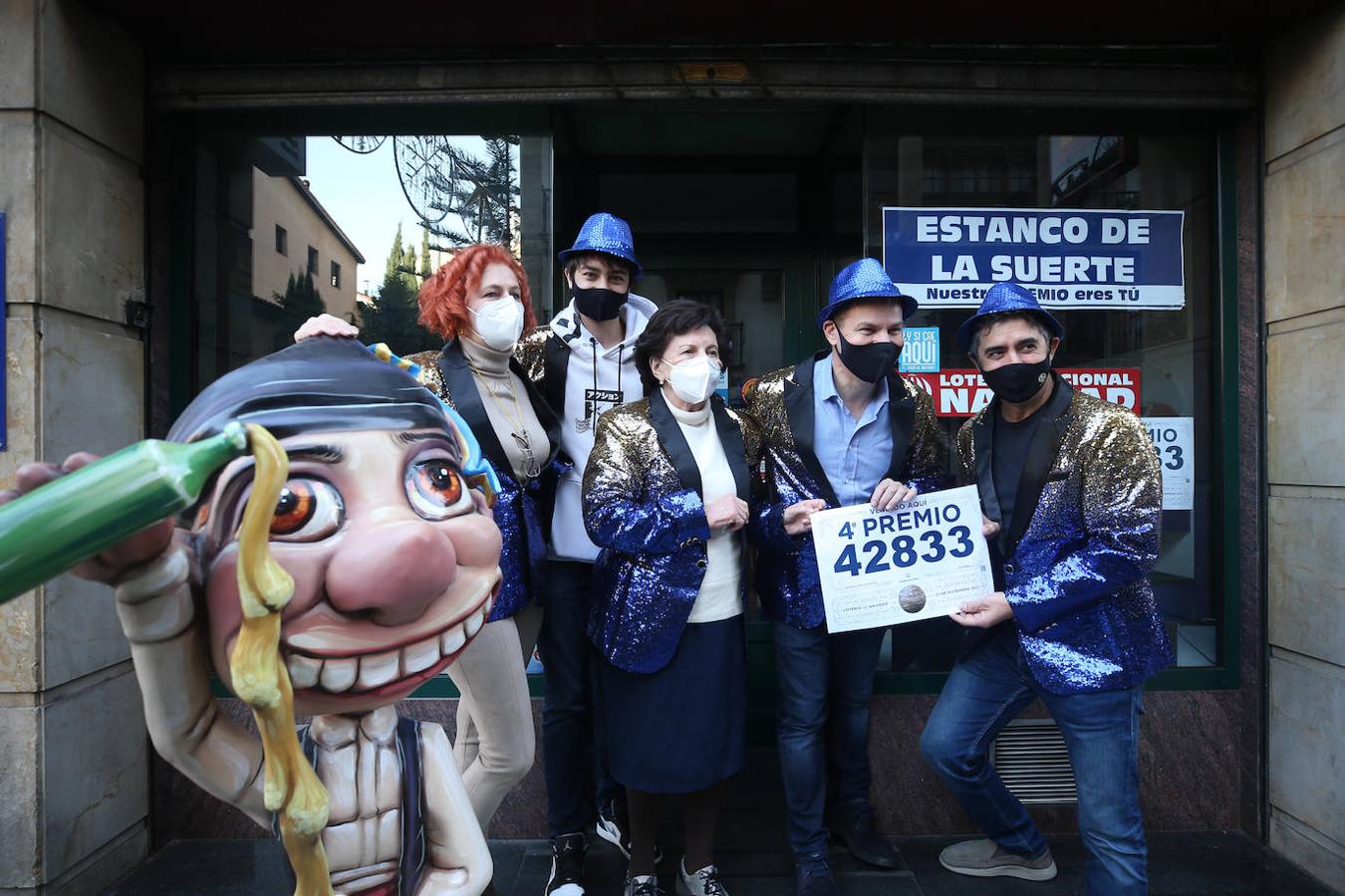 En la administración de la calle Jovellanos de Oviedo celebran el premio 42833. Se ha vendido un décimo.