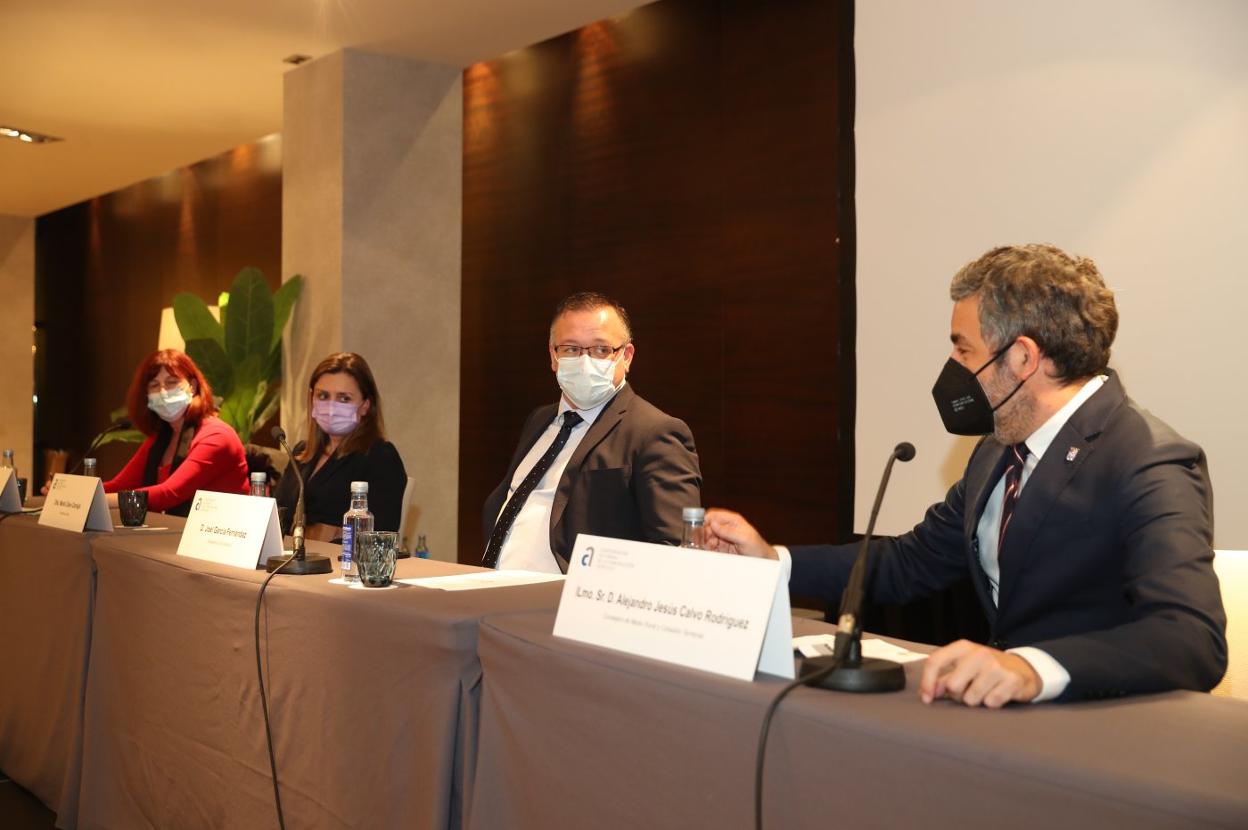 Por la izquierda, Dolores Patón, concejala de Urbanismo de Gijón; María Calvo, presidenta de Fade; Joel García, presidente de CAC-Asprocon, y Alejandro Calvo, consejero de Medio Rural y Cohesión Territorial. 