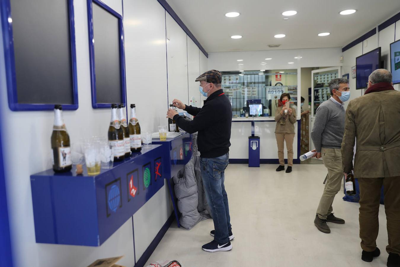 En la calle Valentín Masip, Oviedo, en la Administración Número 8, se repartieron 10 décimos del cuarto premio 42833.