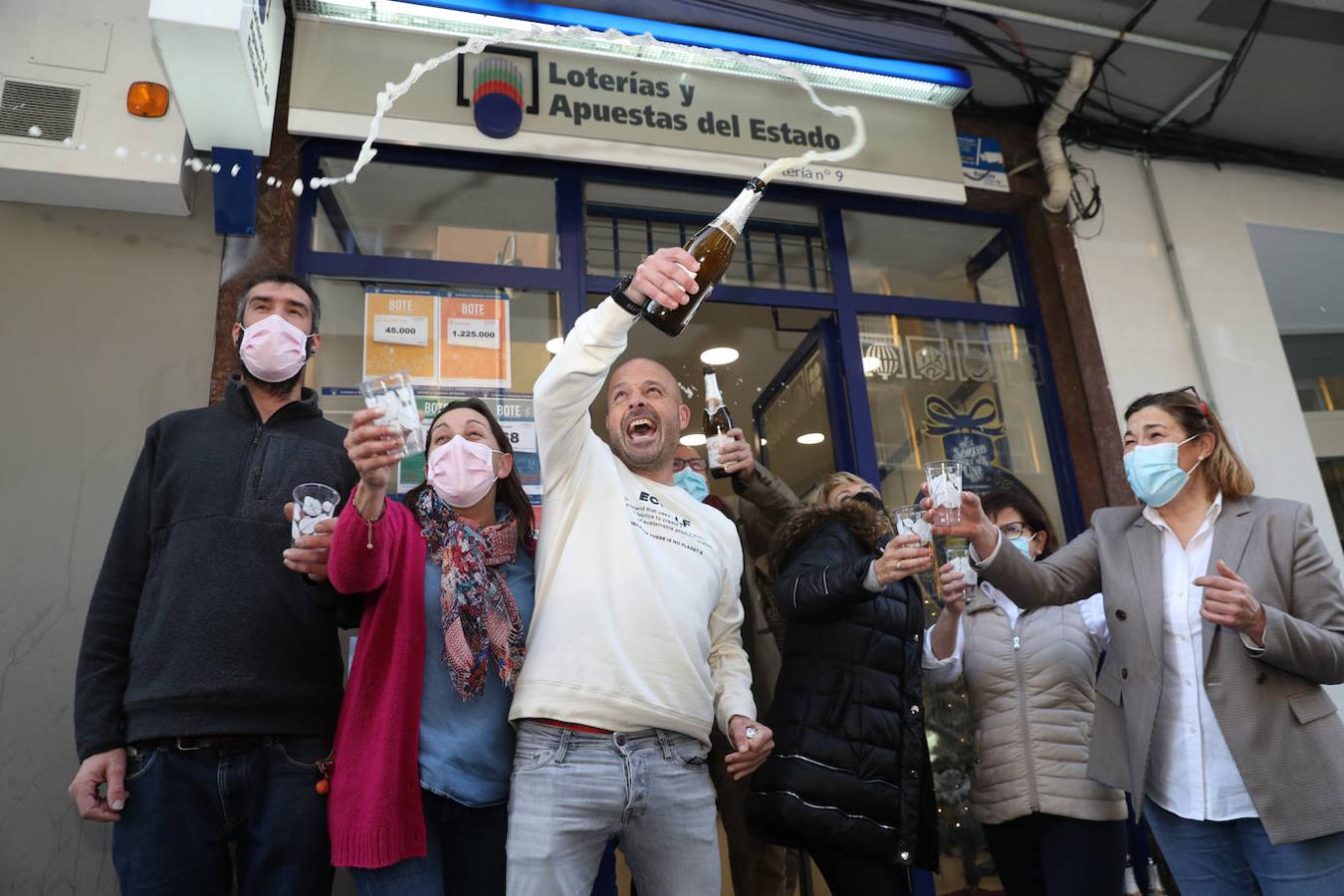 En la calle Valentín Masip, Oviedo, en la Administración Número 8, se repartieron 10 décimos del cuarto premio 42833.