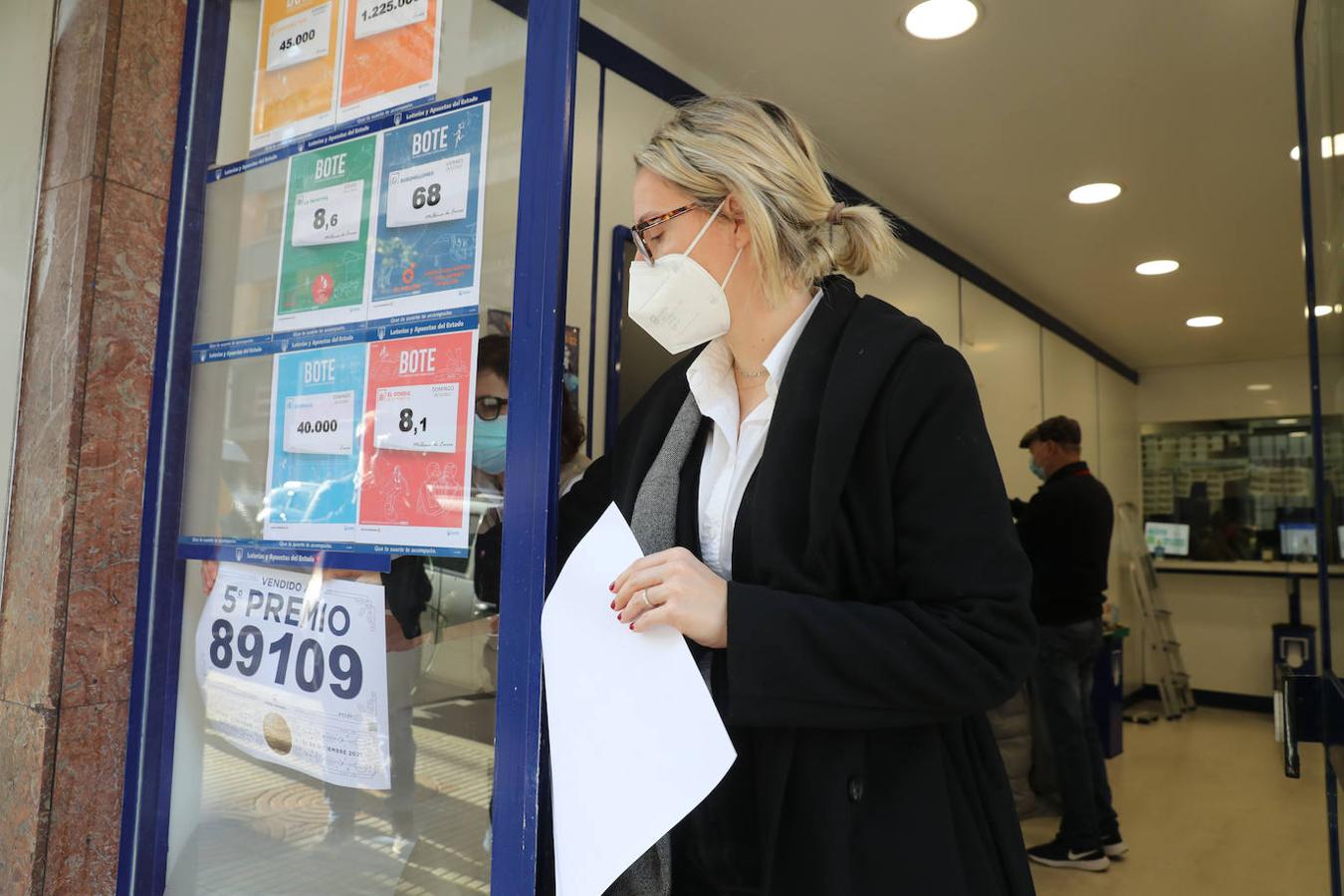 En la calle Valentín Masip, Oviedo, en la Administración Número 8, se repartieron 10 décimos del cuarto premio 42833.