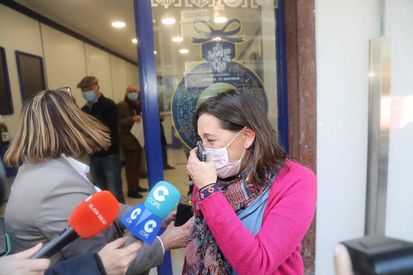 En la calle Valentín Masip, Oviedo, en la Administración Número 8, se repartieron 10 décimos del cuarto premio 42833.