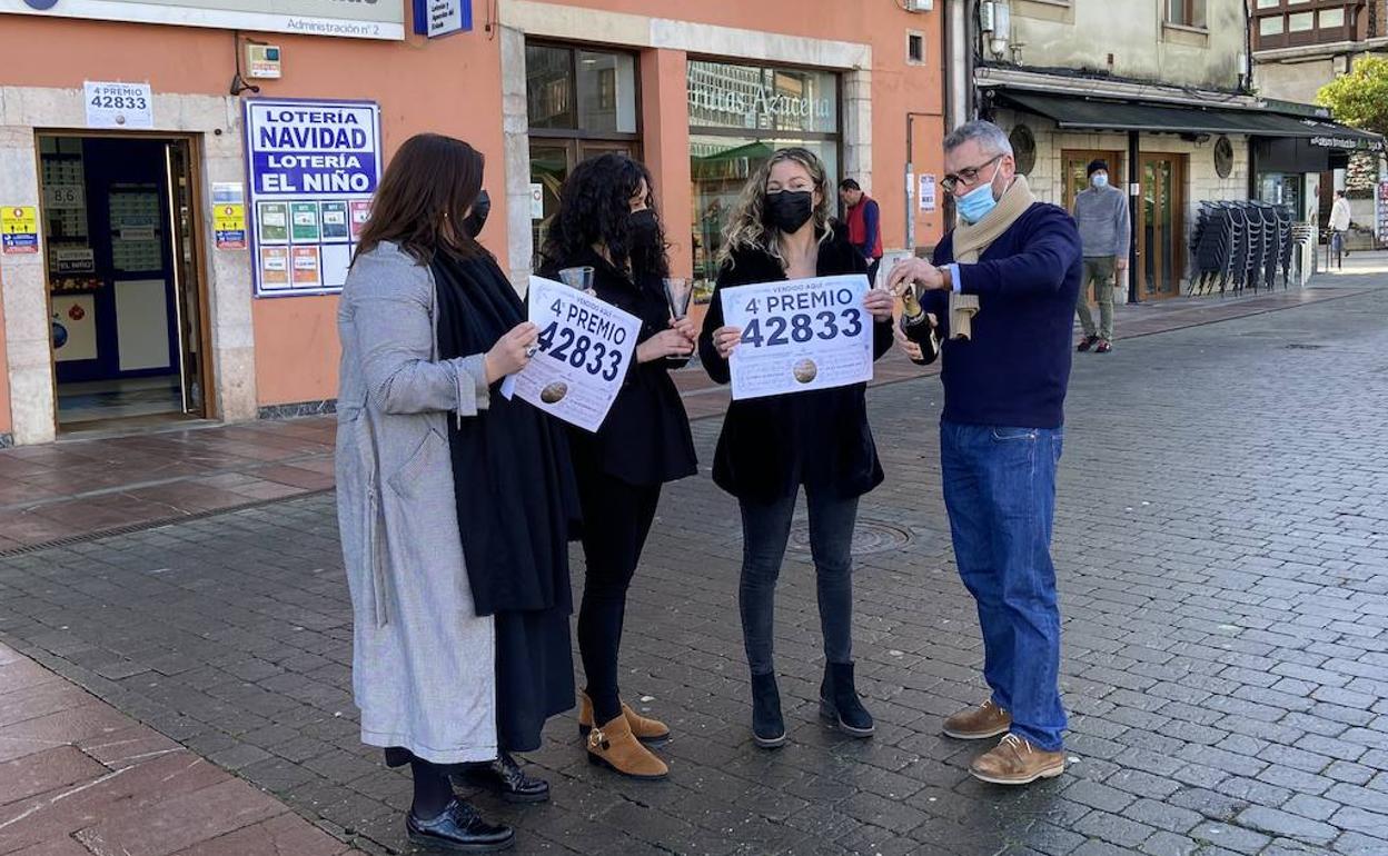 La lotera que vendió el cuaryo premio de la lotería de Navidad en Llanes espera que se haya repartido entre gente que lo necesita