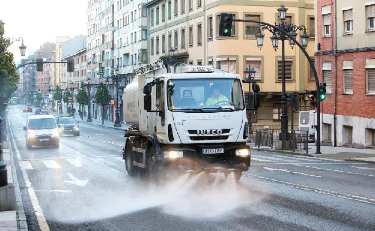 Un camión baldeando La Tenderina, en Oviedo.