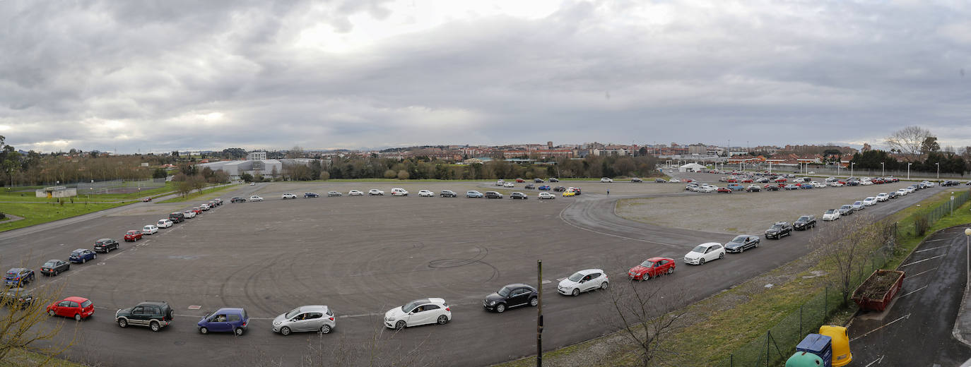 La actividad está siendo intensa en los autocovid de Gijón. Este mismo jueves, agentes de la Policía Local han tenido que acudir al instalado en la Marina Civil para formar una suerte de circuito y ordenar el tráfico. 