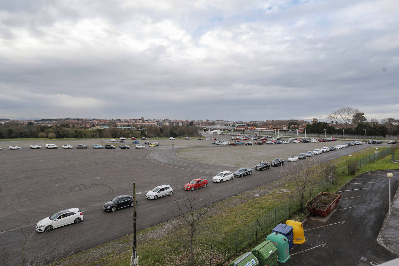 La actividad está siendo intensa en los autocovid de Gijón. Este mismo jueves, agentes de la Policía Local han tenido que acudir al instalado en la Marina Civil para formar una suerte de circuito y ordenar el tráfico. 