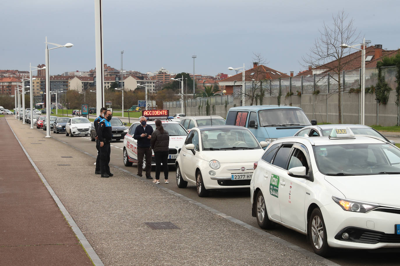 La actividad está siendo intensa en los autocovid de Gijón. Este mismo jueves, agentes de la Policía Local han tenido que acudir al instalado en la Marina Civil para formar una suerte de circuito y ordenar el tráfico. 