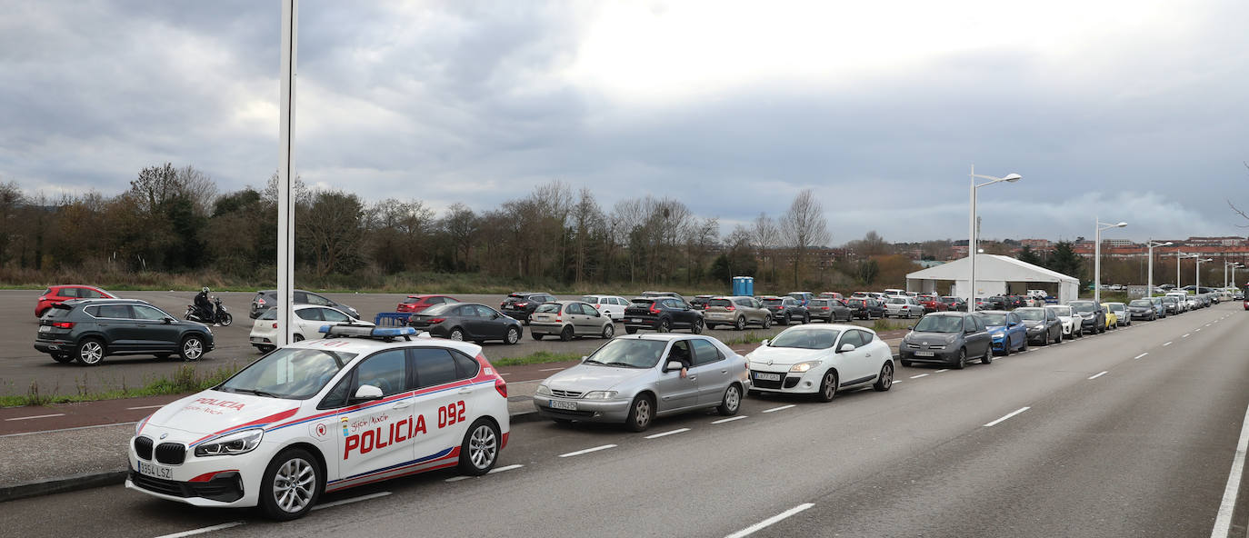 La actividad está siendo intensa en los autocovid de Gijón. Este mismo jueves, agentes de la Policía Local han tenido que acudir al instalado en la Marina Civil para formar una suerte de circuito y ordenar el tráfico. 