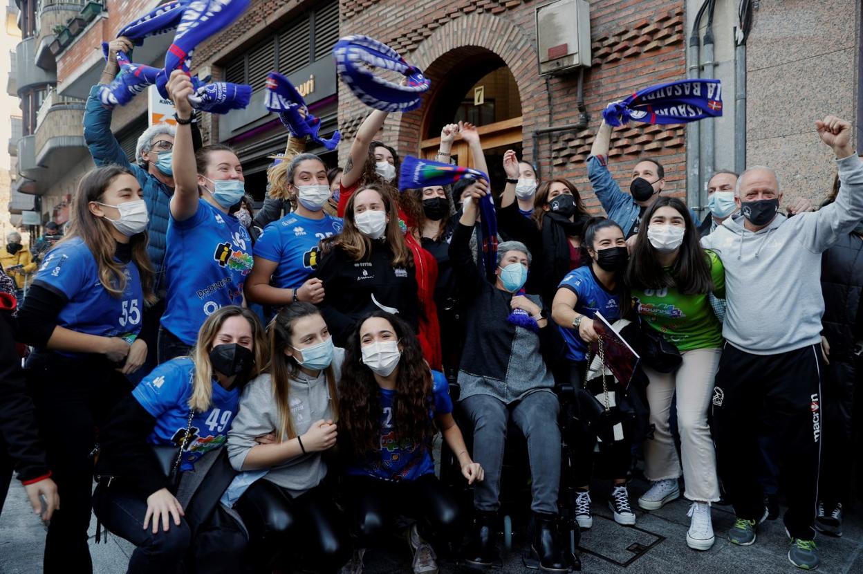 El equipo femenino del Atlético Basauri Eskubaloia. 