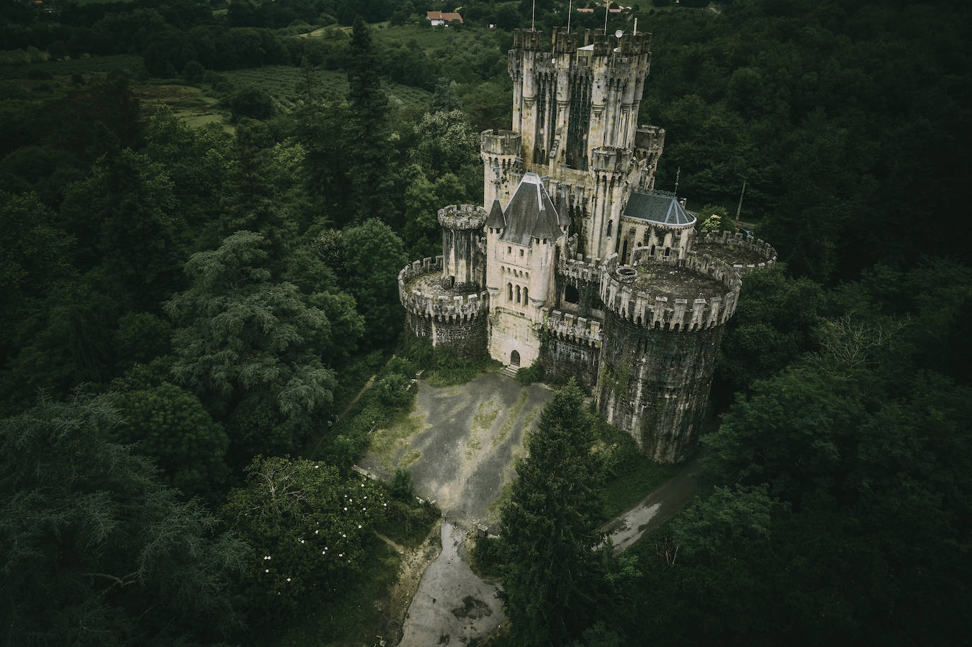 Agosto: Castillo de Butrón (Vizcaya) | Es uno de los edificios-fortalezas más destacados, sus muros de 13 pies de espesor son un claro ejemplo de ello. La torre del homenaje, los chapiteles, los garitones, los cubos circulares de gran grosor y la enorme multitud de vanos, hacen que la construcción sea muy especial y aportan al edificio un matiz decorativo muy notable. Es innegable que el castillo es una construcción preciosa realizada en piedra tallada que gracias a su color se aprecia cual es la parte más antigua y la más moderna. 