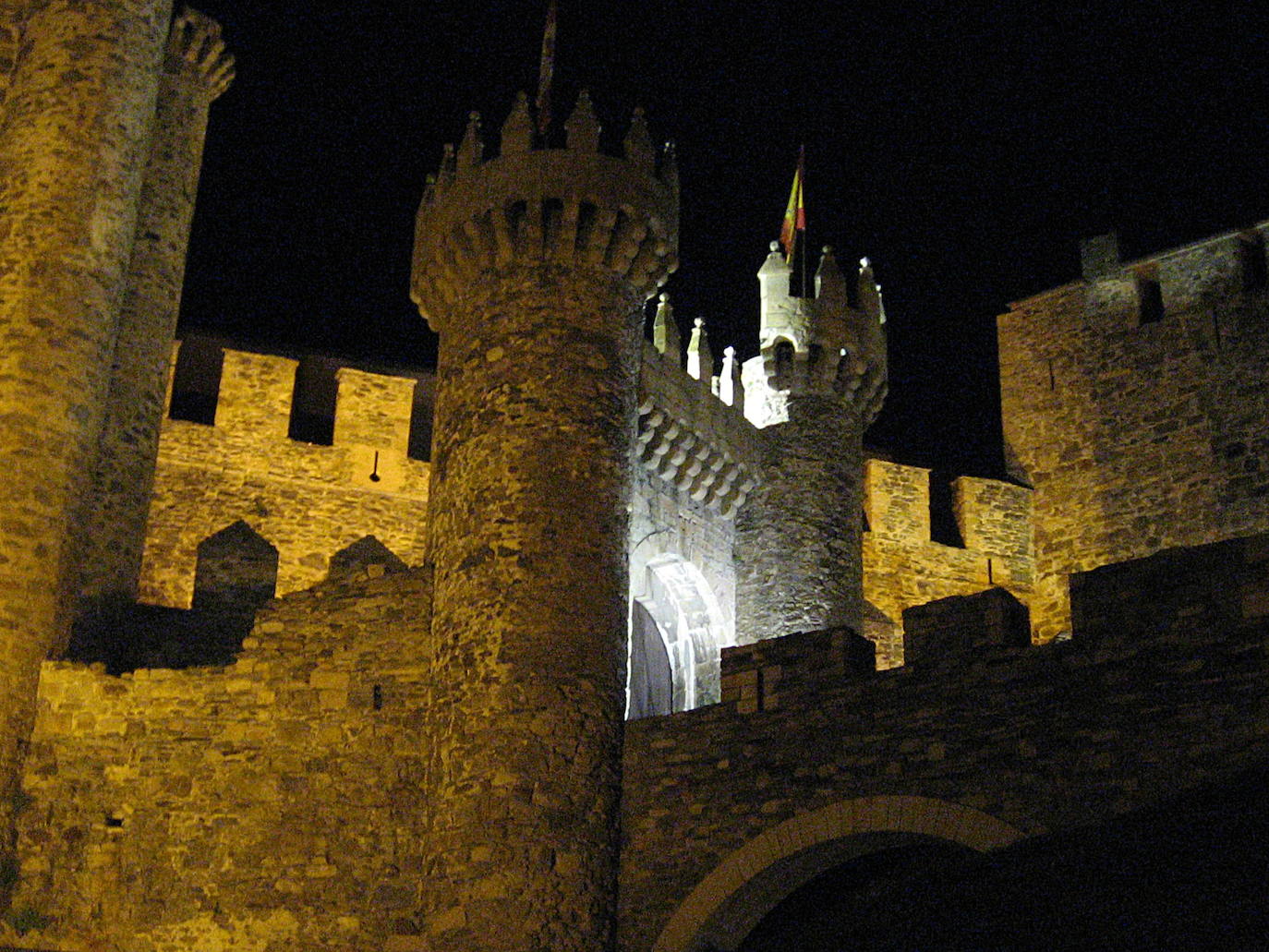 Mayo: Castillo de los Templarios (Ponferrada) | Como su propio nombre hace intuir, la construcción actual proviene de las ampliaciones y mejoras que llevan a cabo los miembros de la Orden del Temple a la pequeña fortaleza que se encuentran cuando Ponferrada pasa a depender de ellos en el s.XII. El castillo actual presenta una larga serie de ampliaciones y mejoras como defensa del Camino de Santiago. En 1924 es declarado Monumento Nacional Histórico Artístico. 