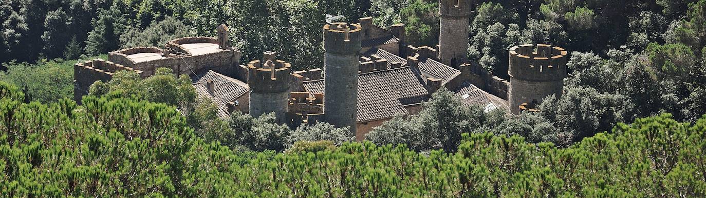 Julio: Castillo de Santa Florentina (Barcelona) | En el último sitio en el que hemos visto este castillo ha sido en la televisión, en una serie de esas que han tenido una audiencia millonaria: Juego de Tronos. Sí, este castillo se convirtió en el castillo de la Casa Tarly, para todos los que queráis verlo de nuevo, está en el sexto episodio de la sexta temporada y no son pocos los turistas que han viajado para recorrer sus pasillos, subir sus escaleras y pasear por sus salones. Es un castillo que se construyó sobre una antigua villa de la época romana, en el s.XI se convirtió en una masía fortificada para combatir a los piratas. 